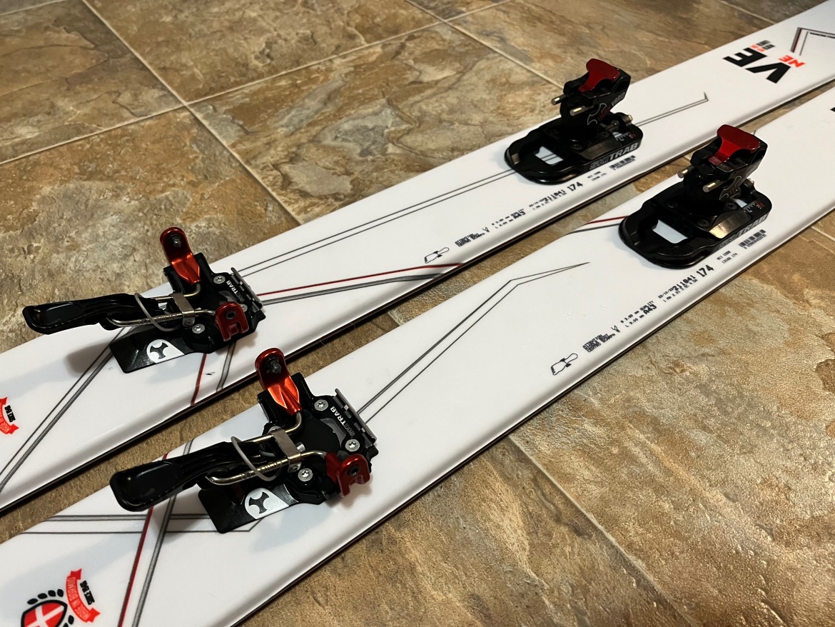 Ski Trab Vario.2 binding, dipasang pada sepasang ski Neve.